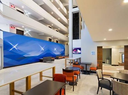 H I Express & Suites San Antonio Medical-Six Flags エクステリア 写真